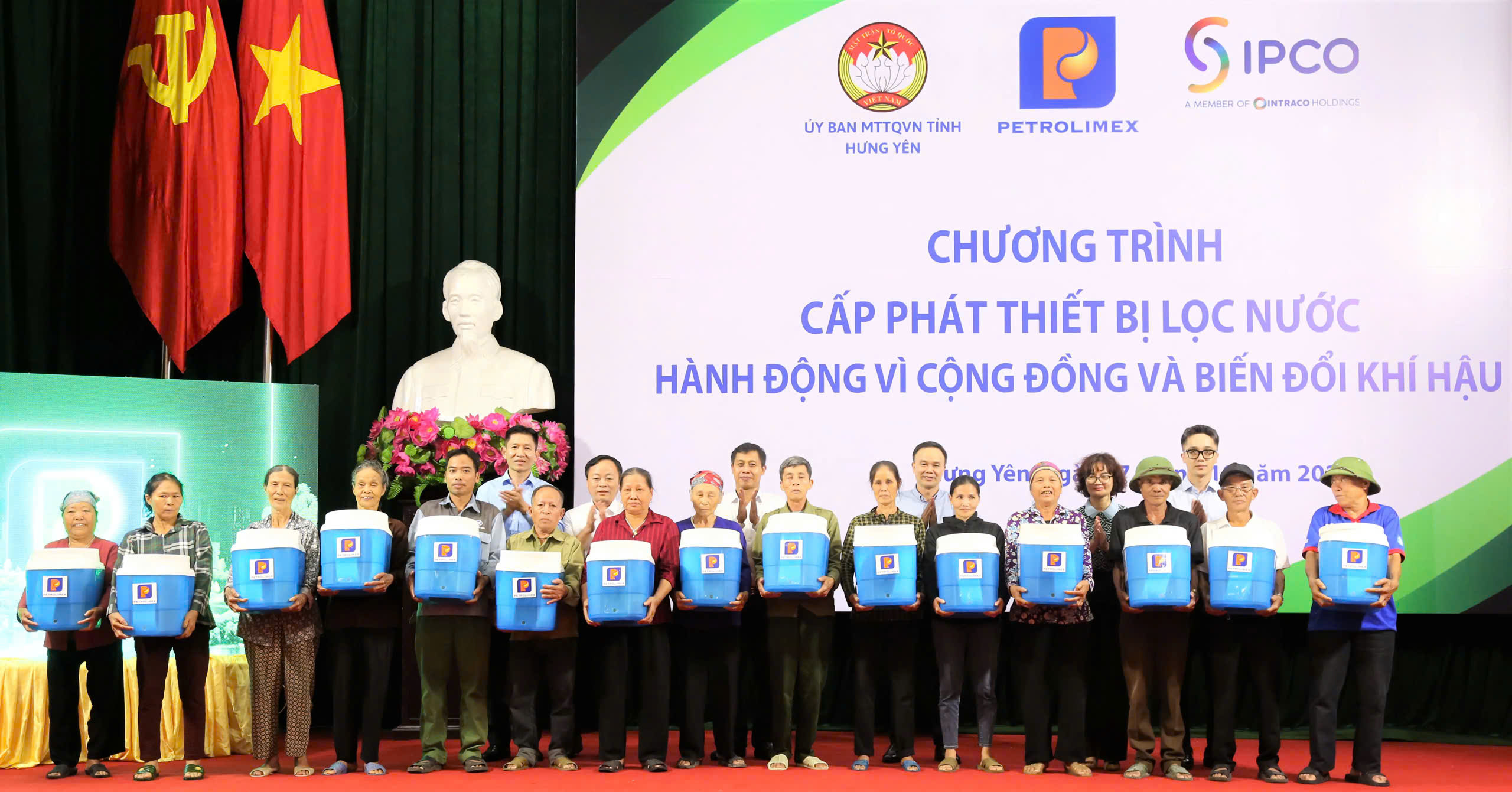 Petrolimex Sponsors 1,100 Ecozen-25 Water Purifiers to Disadvantaged Households in Dong Hung Commune